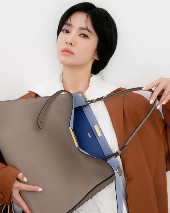 宋慧乔的最新物料图片这个造型好干净清爽，头发似乎又长长了一点