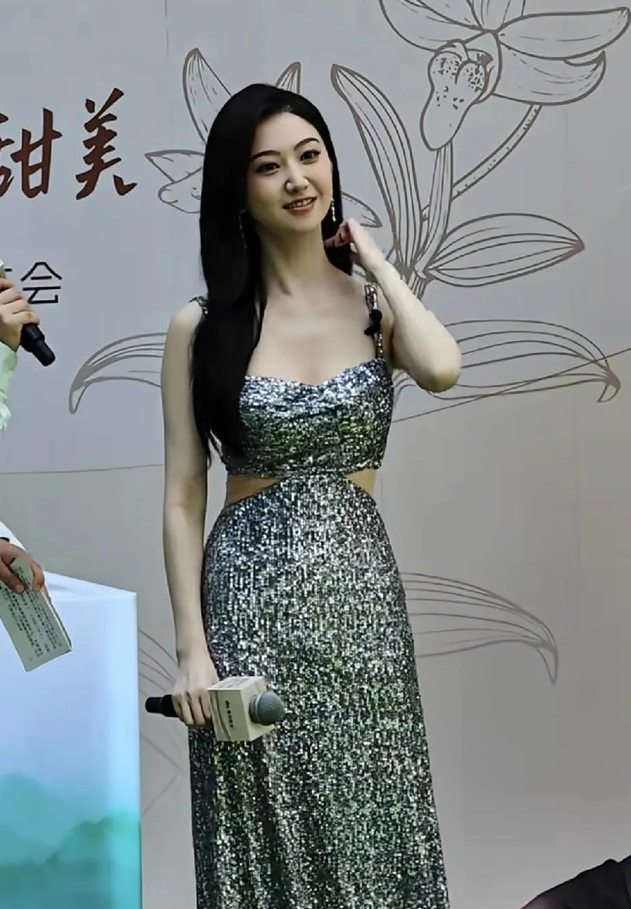 景甜生图，身材好好，丰腴美，就是笑起来法令纹有点深了。#景甜#