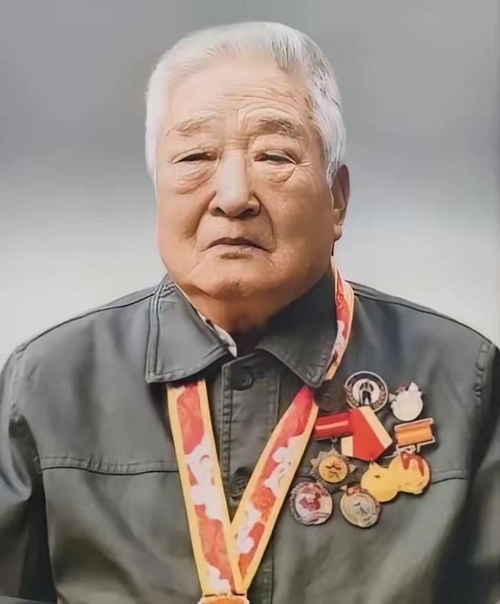 泪目了！云南一96岁退休教师去世，学校翻找资料才发现：这个老教师居然获得过3次特