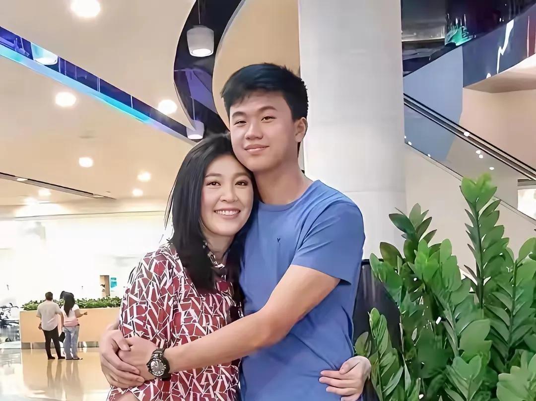 英拉的儿子苏帕塞克·安莫查，他2002年出生，身高超1.85米，长相帅气还带着书