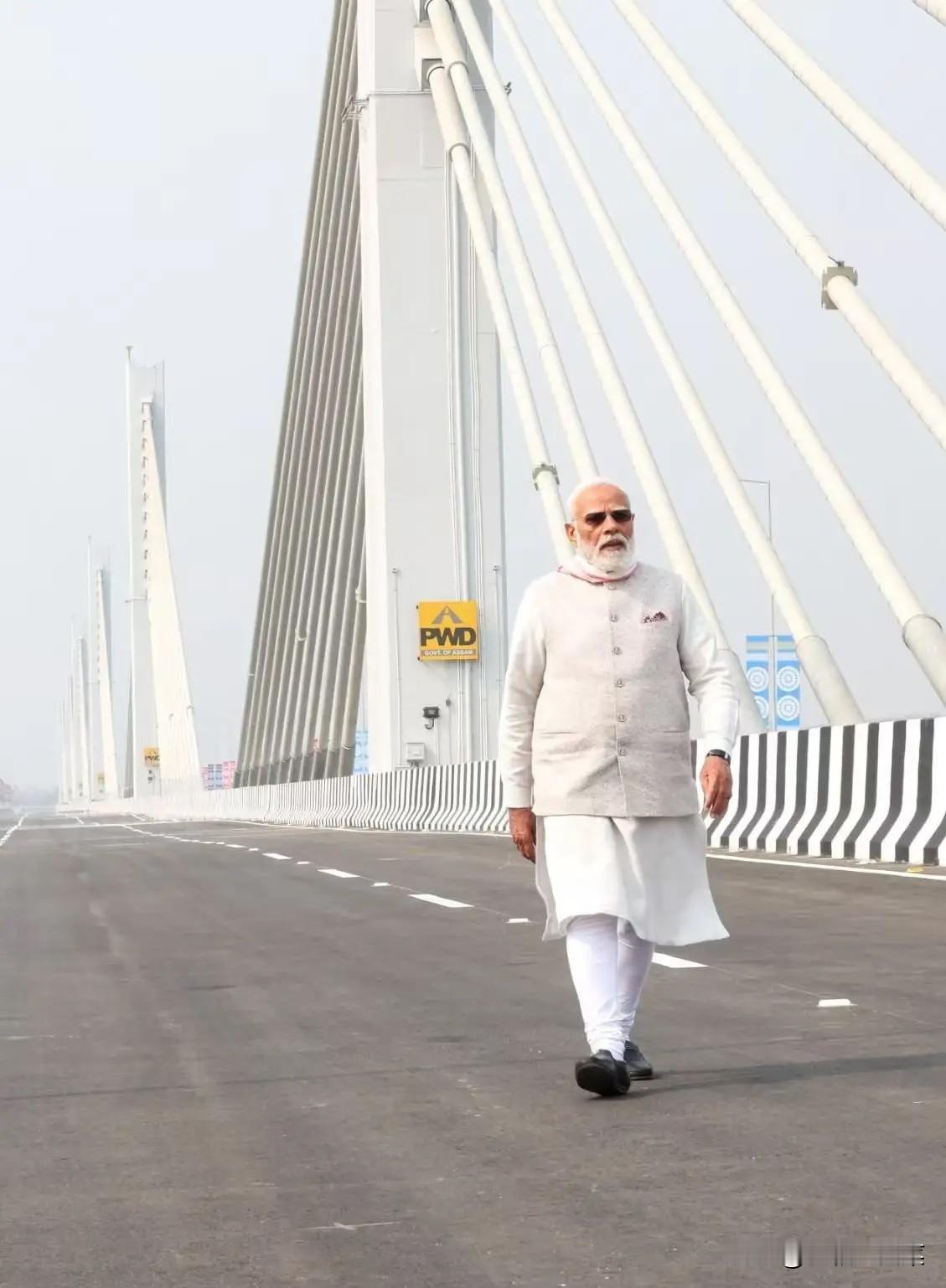 莫迪总理在印度东北的阿萨姆邦出席瓦尔玛大桥开通仪式，他说这座横跨布拉马普特拉河（