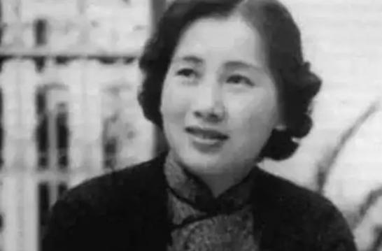 1912年，叶挺被迫娶了童养媳黄春。新婚之夜，他被父亲告诫：“给我好好完成夫妻之