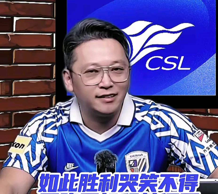 解说员周亮在直播间痛批了上海申花主教练斯卢茨基。他表示，上海申花之所以现在想拿