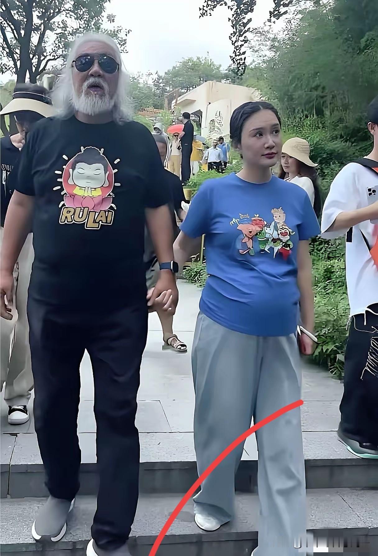 刷到张纪中夫妇爬山的画面，我差点没认出来——这难道是杜星霖又有好消息了？凑