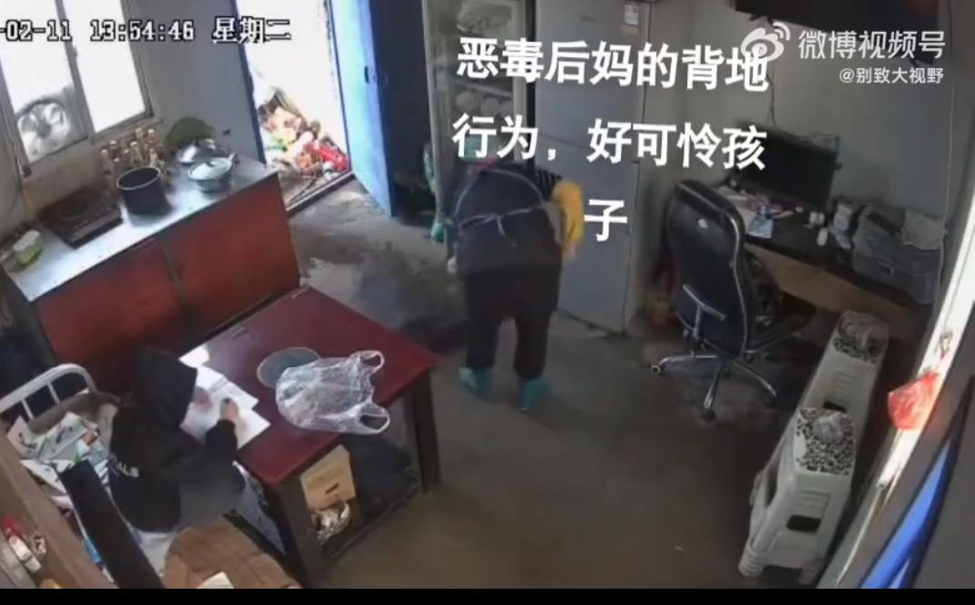 太令人寒心了。后妈拉桌子，孩子的作业全部掉到水渍里，亲妈绝对做不出这个鲁莽的动作