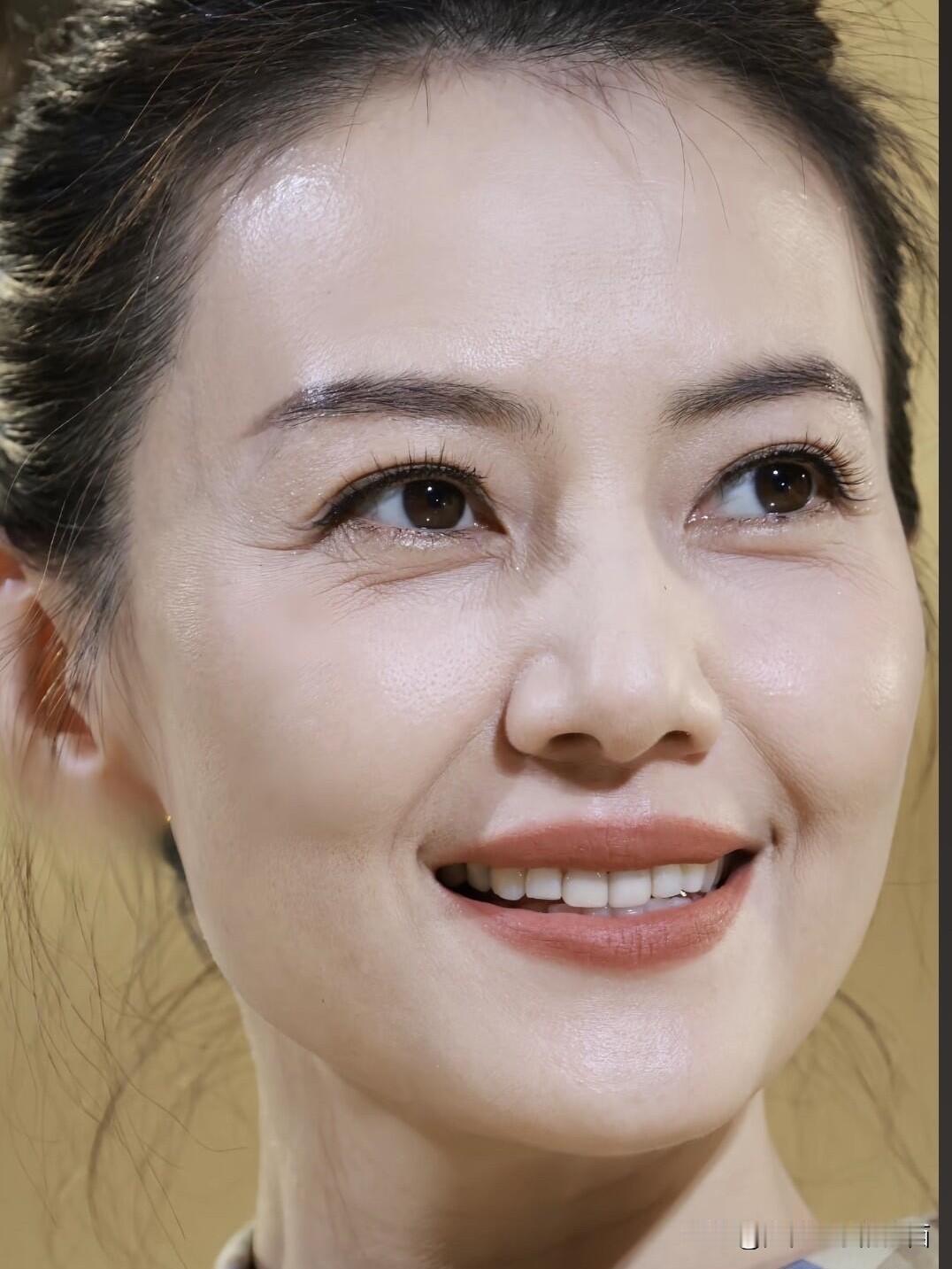 看来只有高圆圆的怼脸照才能扛得住镜头，你看她演周芷若那时候绝美，现在老了是又美又