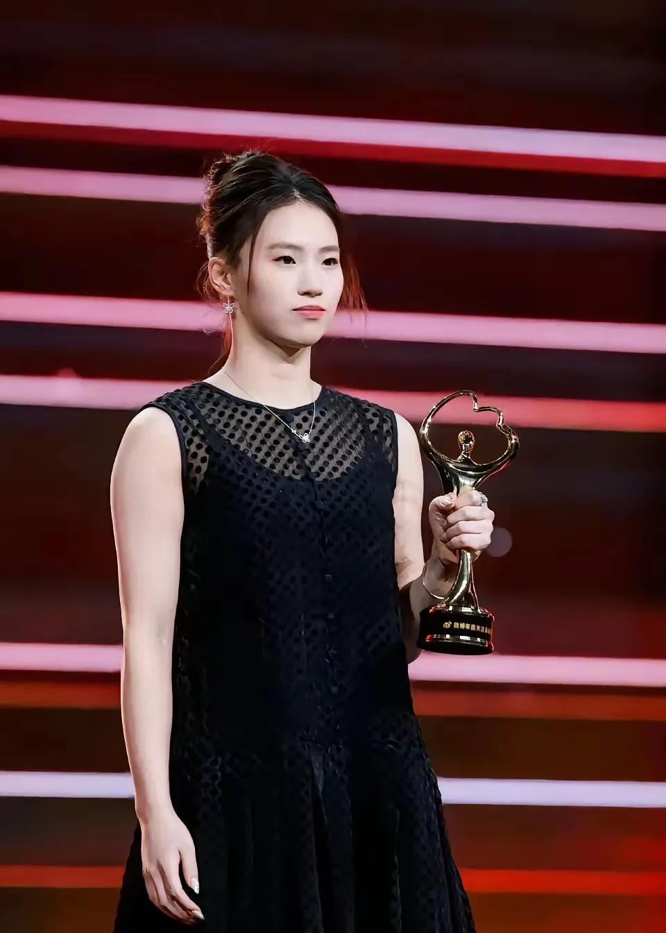 心疼全红婵的时候，咱也得明白，每个冠军都有自己的节奏。你看陈芋汐，在各种活动里那