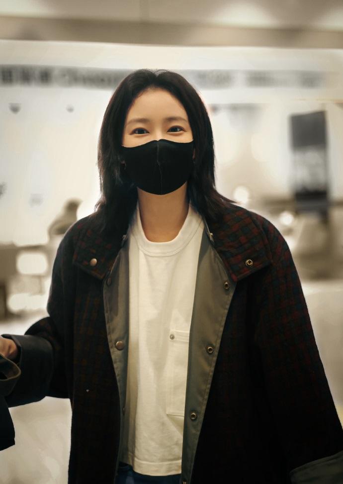 今天高叶现身机场，她这回搭配的很有潇洒时尚气息，看起来也非常的显年轻。高叶里