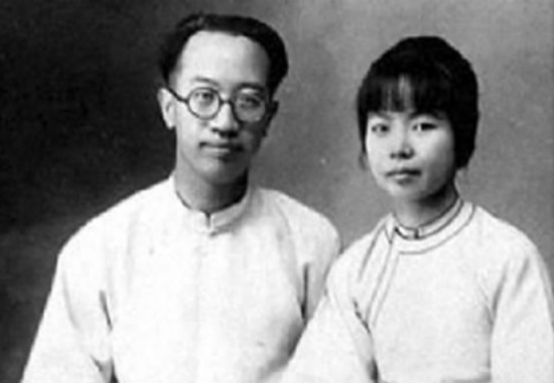 新婚夜，闻一多为了不和妻子同房，他不理发、不洗澡、不换衣服。新娘的花轿到了门口，