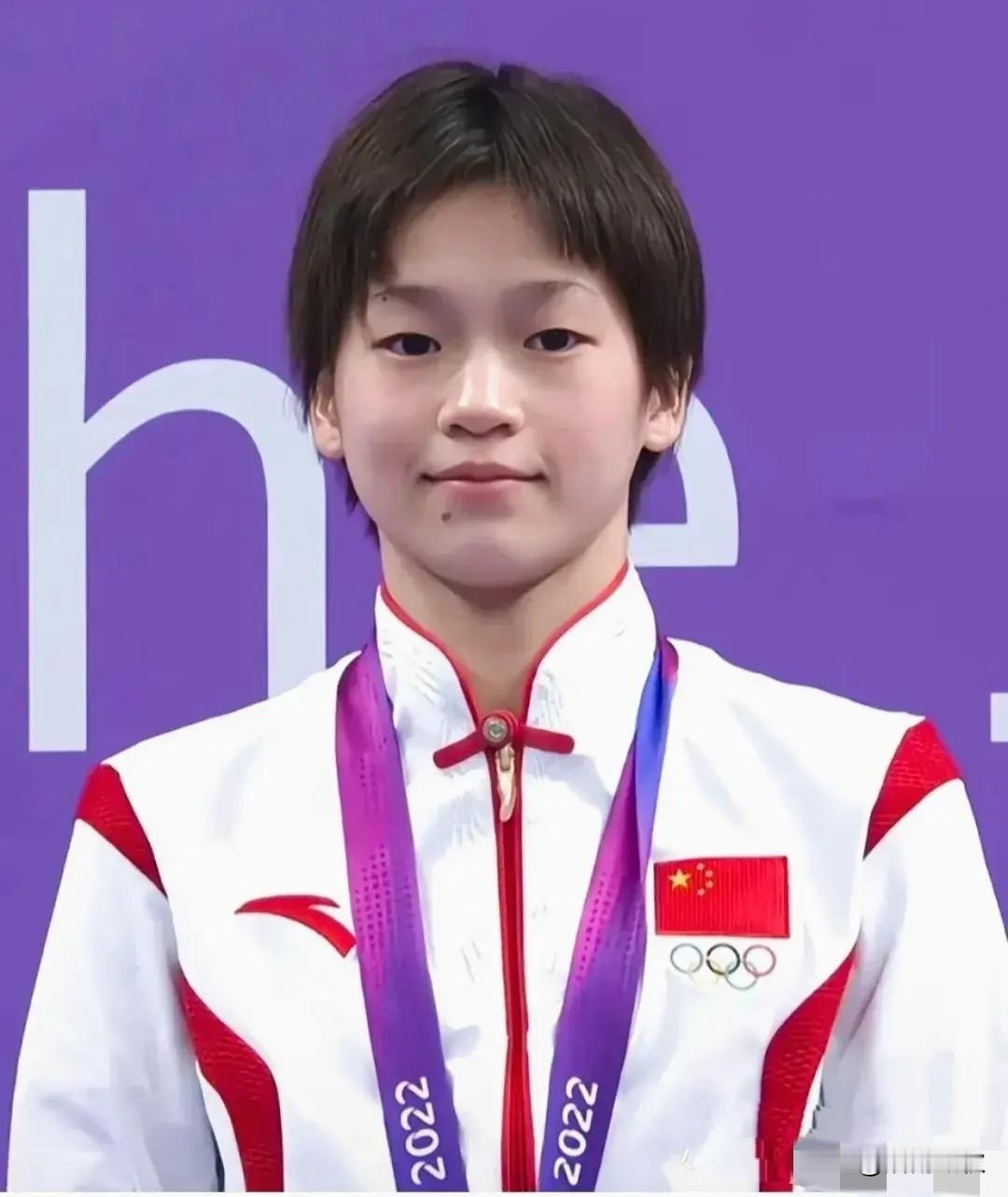 全红婵目前正专注于伤病恢复和系统性训练，但因伤缺席了即将举行的2026年世界泳联