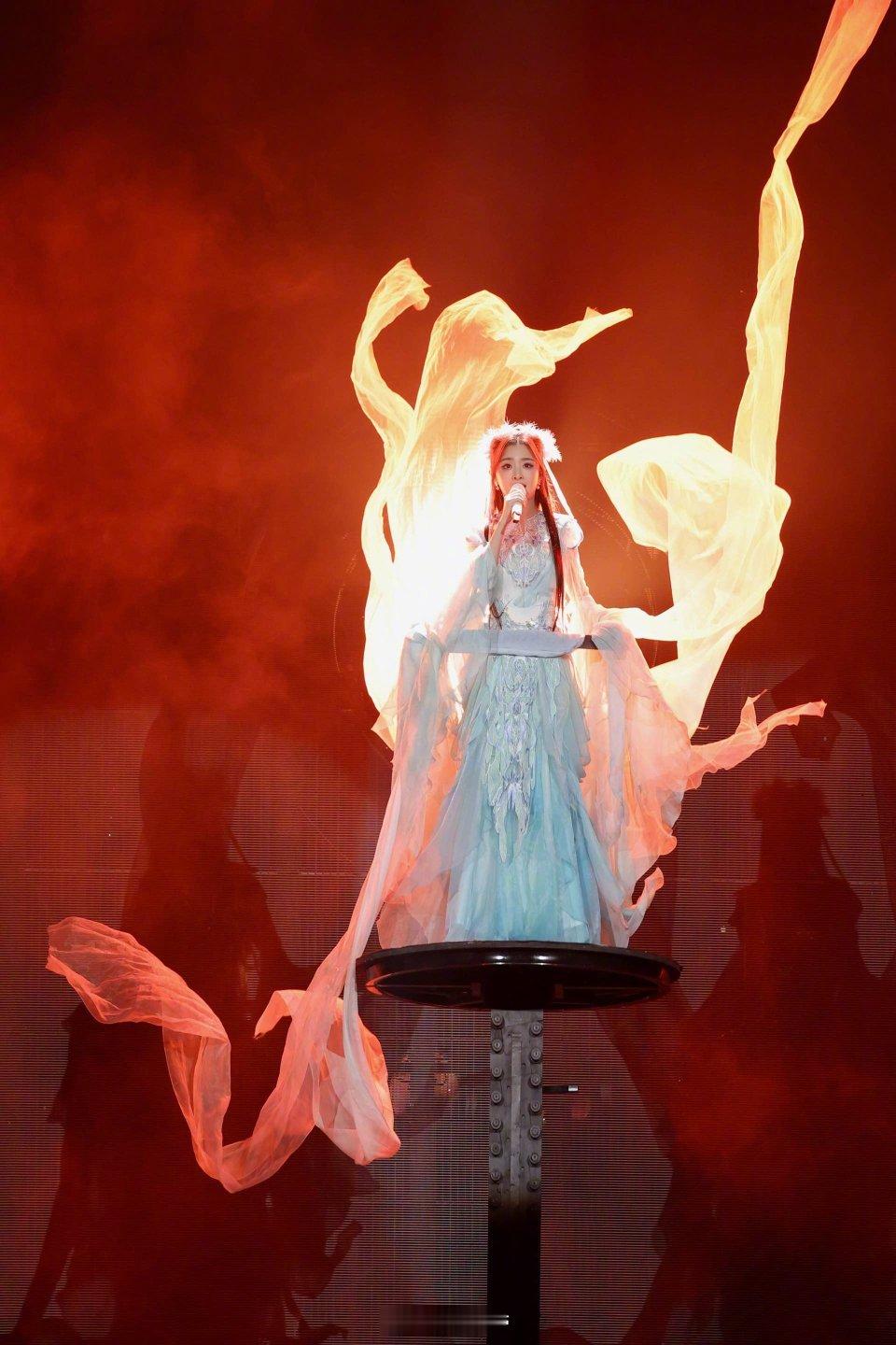 张含韵不愧是我的时尚启蒙谁的童年时尚记忆里没有张含韵！从超女时期就被她的穿搭狠