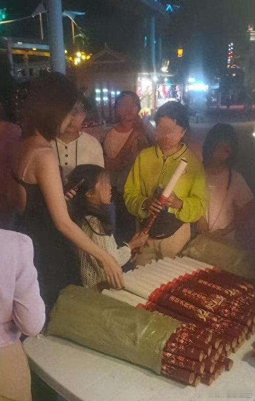 颖儿带女儿在云南开心度假了，九岁小月亮罕见正脸曝光，长相像爸爸付辛博真的是超漂亮​