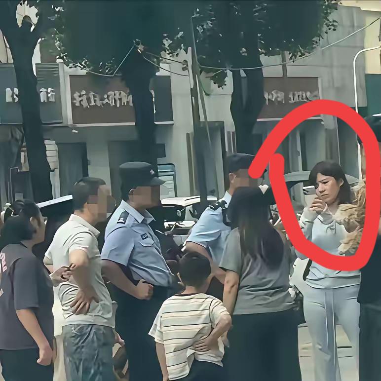 黄一鸣长成这样？确定这是王思聪的眼光？路人的视频她还有点壮士，是现在过好了，也长