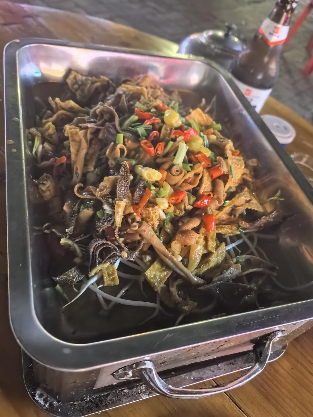 他斜对面的这家辣卤，吃过，很不错，