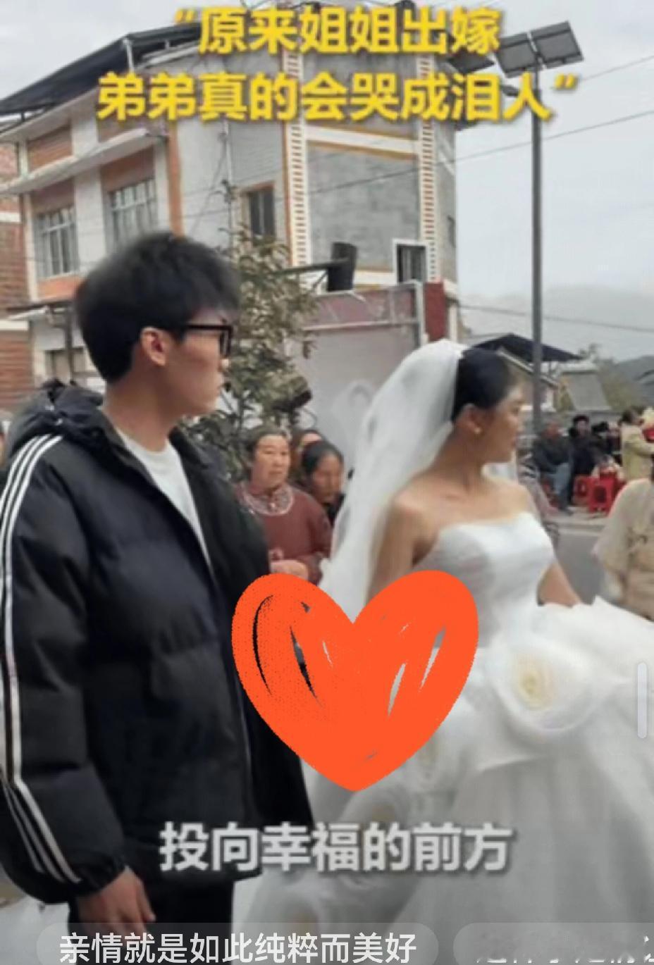 泪目！重庆一小伙陪姐姐婚礼入场，结果，2人四目相对的瞬间，小伙突然红了眼眶……再