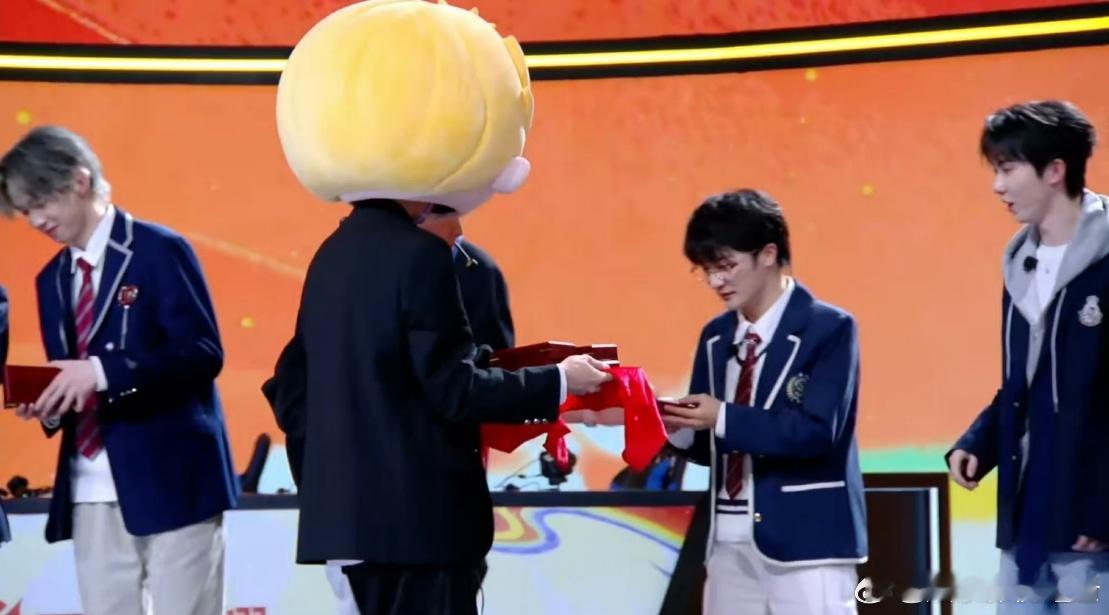 周深收到金条的反应周深收到金条的反应太真实了，两眼放光的快乐藏不住，妥妥的人间