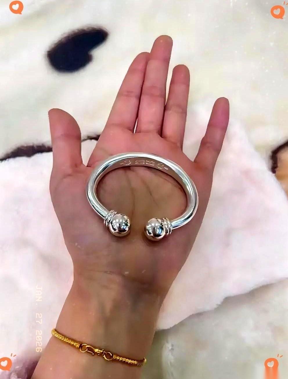 陪闺蜜去商场看银镯子，柜姐从丝绒盘里拿出一只，递过来：“您试试，68克，最经典的