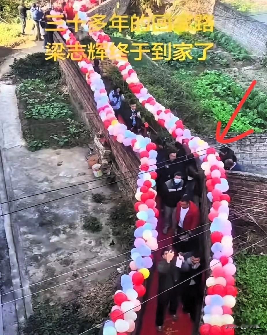 梁志辉回家时，家门口那条羊肠小道，看了让人想的很多。在农村住和生活，就这个地头