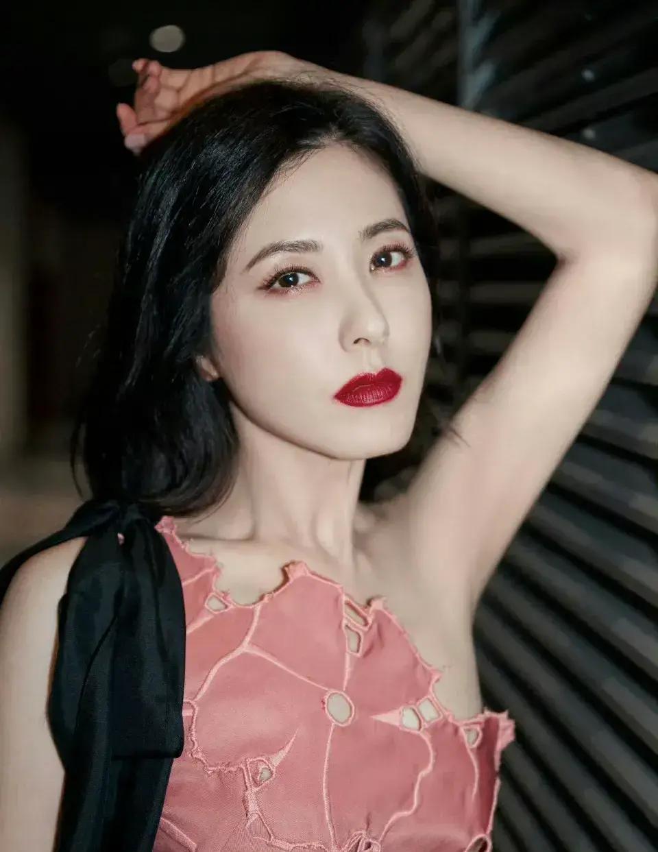 最近刷到曾黎跳舞的画面，简直太惊艳了！这位49岁的姐姐，身姿轻盈得像一只自由飞翔