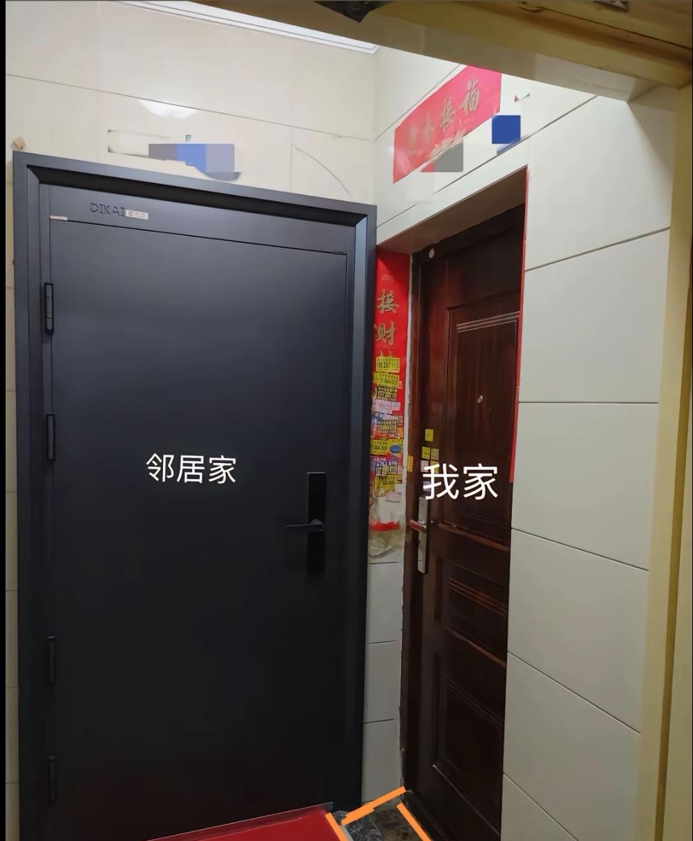 大家都看看，邻居家把内开门改成了外开门，门框还往外突出来一部分，物业调解无效的情