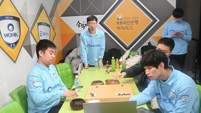 韩国围棋赛场再掀波澜: 那两位裁判又成了焦点