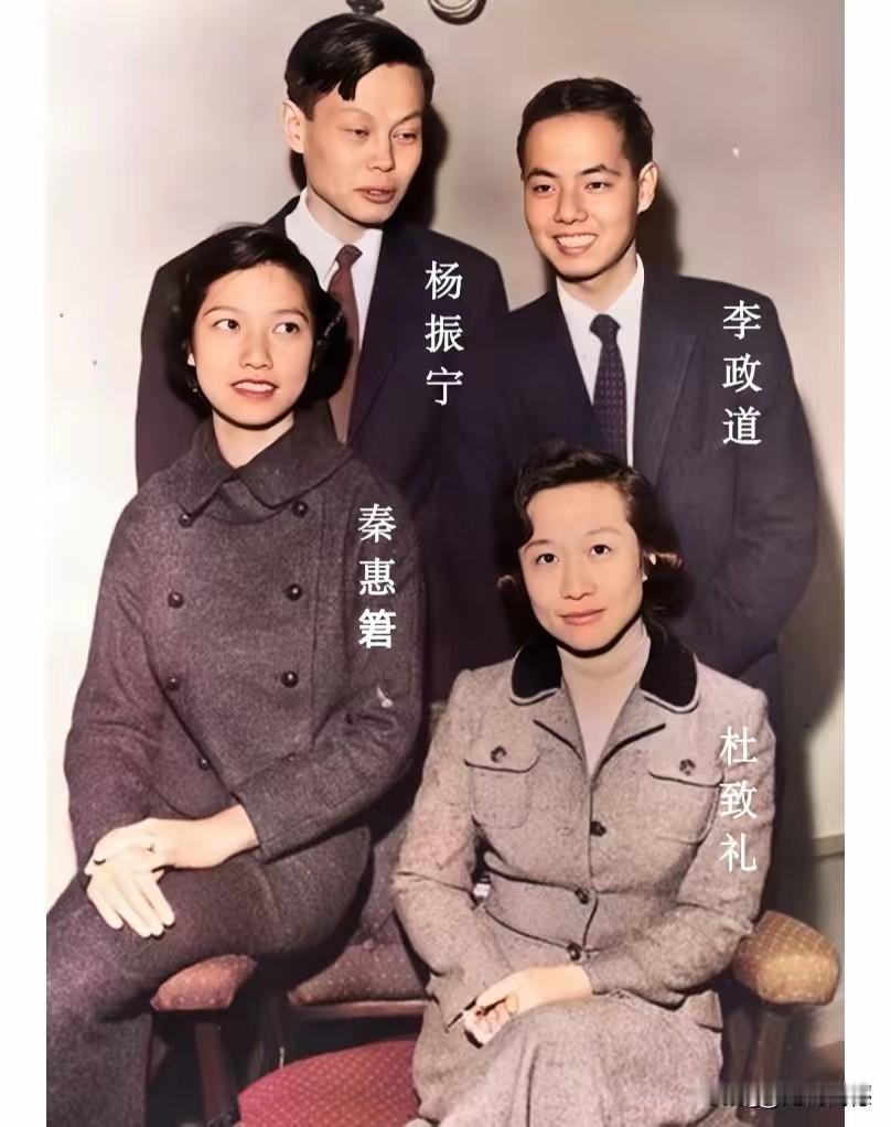 杨振宁和母亲在一起的这张合影，让是能够感受到，他和母亲长得是非常像的，这时候母亲