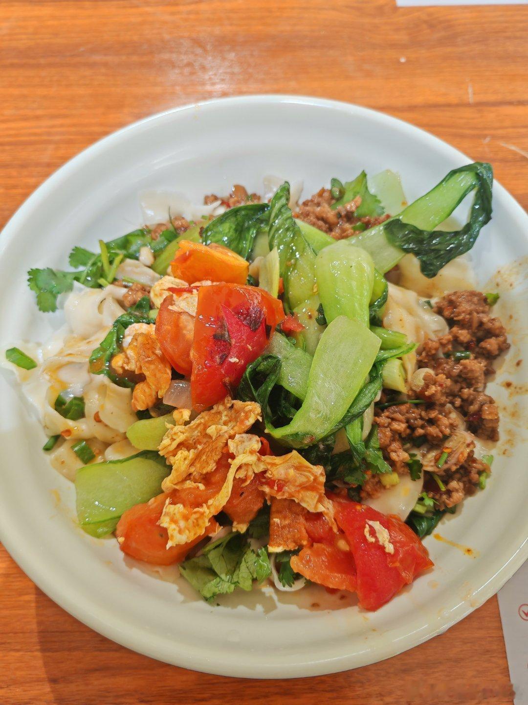 下大雨，在超市吃面，13元。