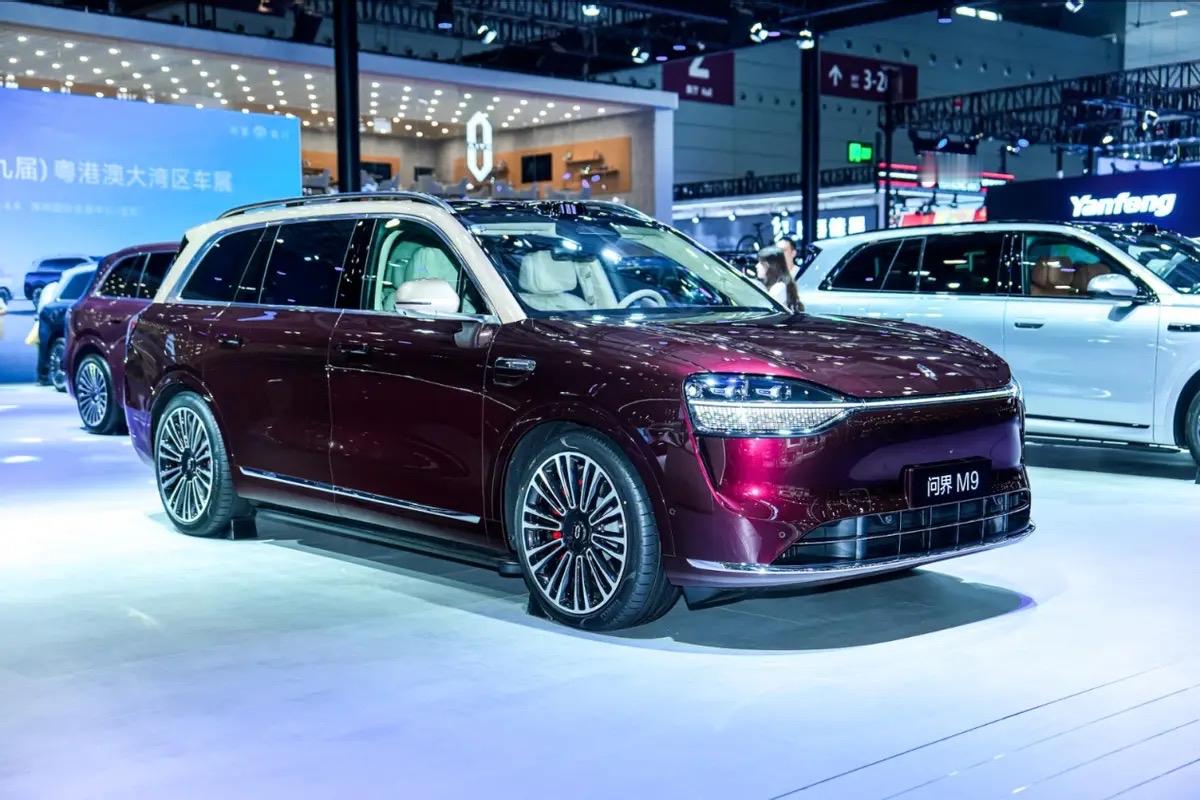 三登春晚成“老友”！问界M9惊艳亮相，今年看点更不一样除夕夜如约守...