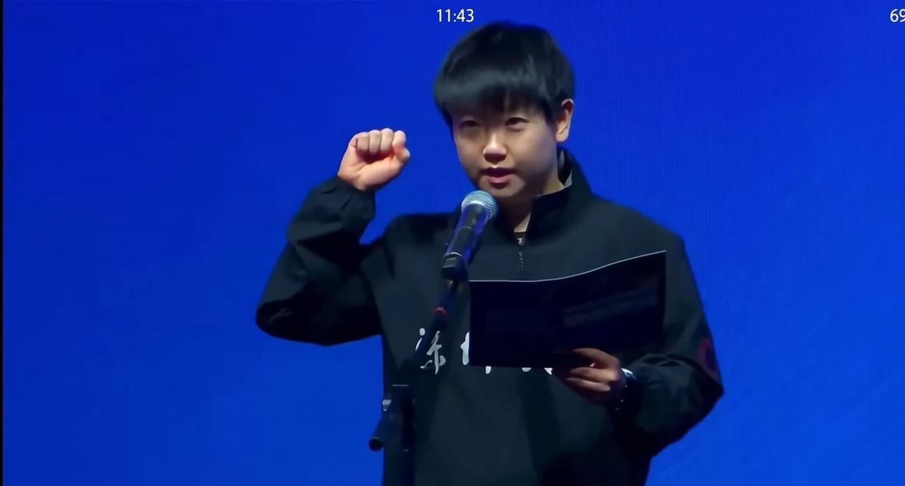 可爱的莎莎，自己学会调整话筒高度了。她还想拍话筒，及时收住了，然后自己还偷笑了。