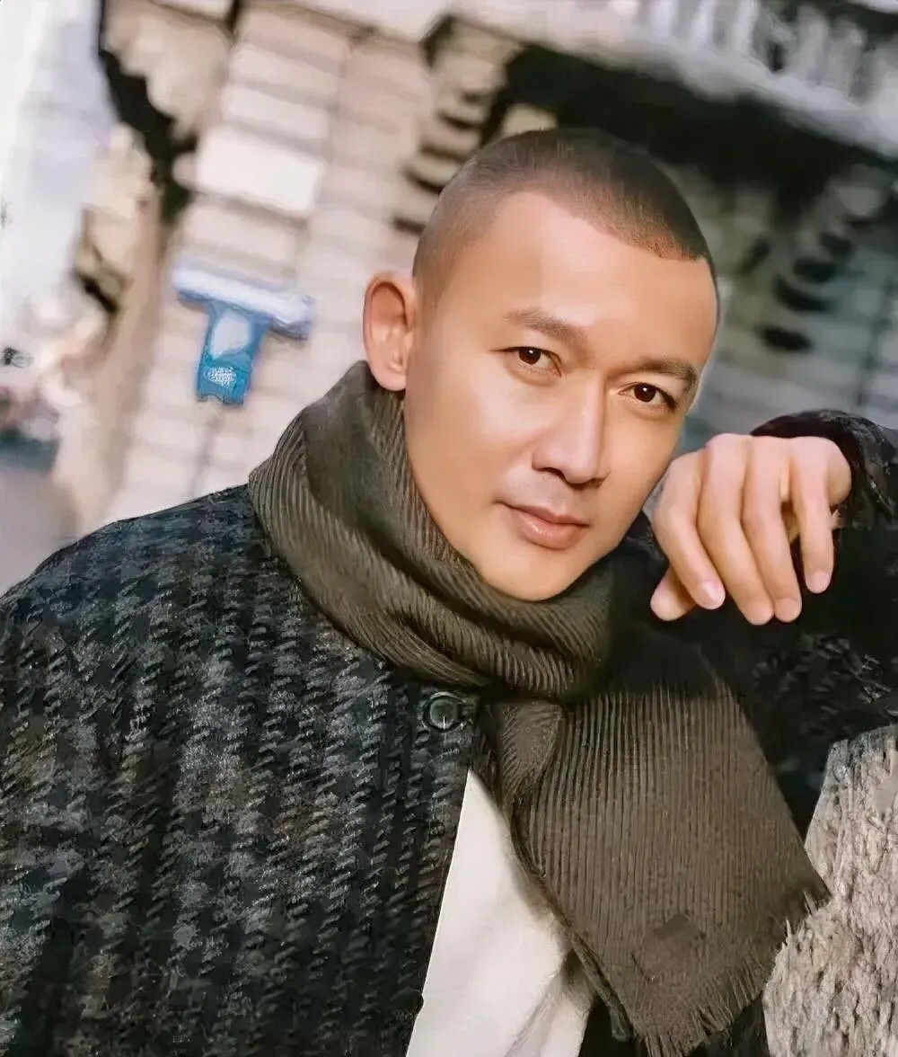 演员，聂远说，和老婆秦子越结婚，去领证，发现排队的特别多，当天肯定是没有戏了，回来一说，准岳父热心肠