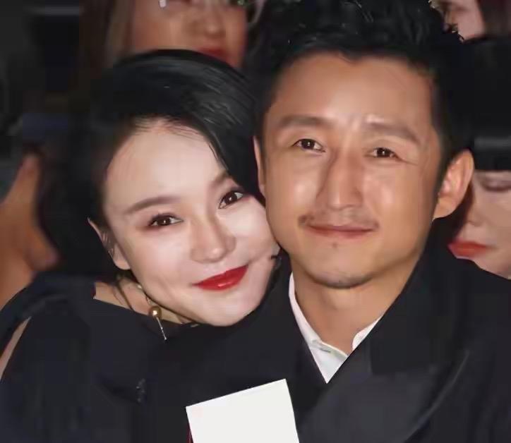 邹市明冉莹颖彻底耍了全网，这场婚姻大戏全是剧本。此前二人上综艺大倒苦水，哭诉创业