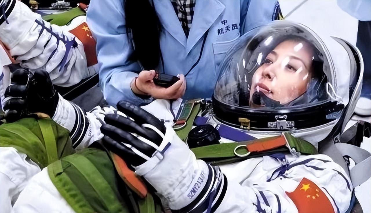 代价远超想象！王亚平揭秘太空驻留真实代价，凯旋归来虚弱到无法独立行走。 光鲜