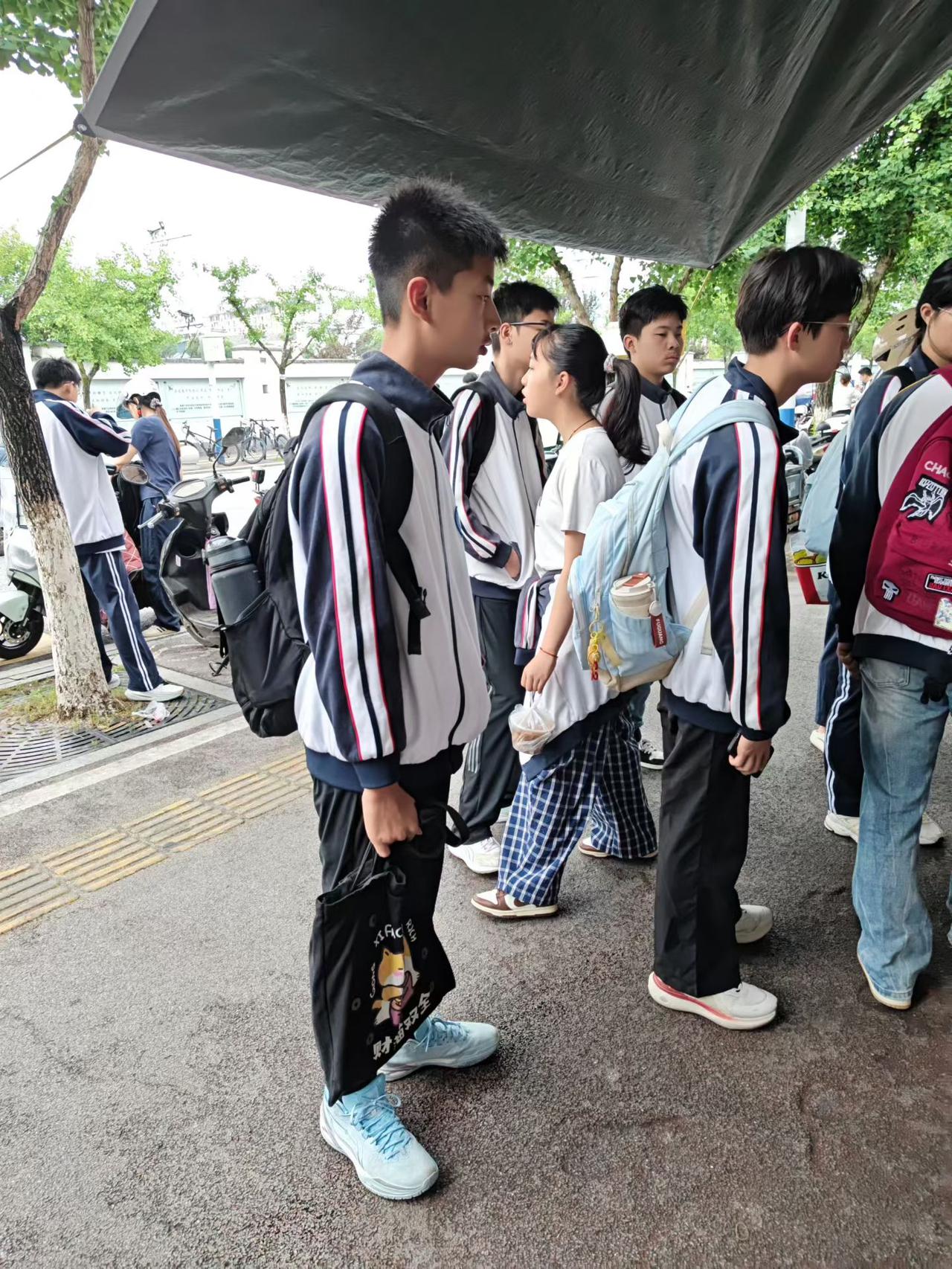 以前总是看见初中生、高中生大夏天的，穿着长袖校服，心里想，难道他们是恒温动物吗，