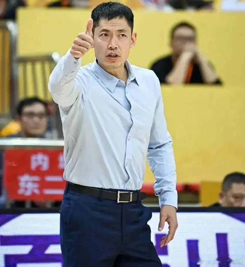 北控主教练张庆鹏挺会玩的。打老东家辽宁队，让队里第1得分手场均25.8分的里勒和