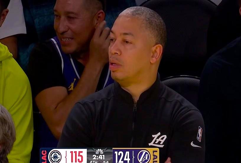 快船不敌湖人，一场丑陋的比赛揭露了三个输球的罪人。我看着伦纳德在场上散步