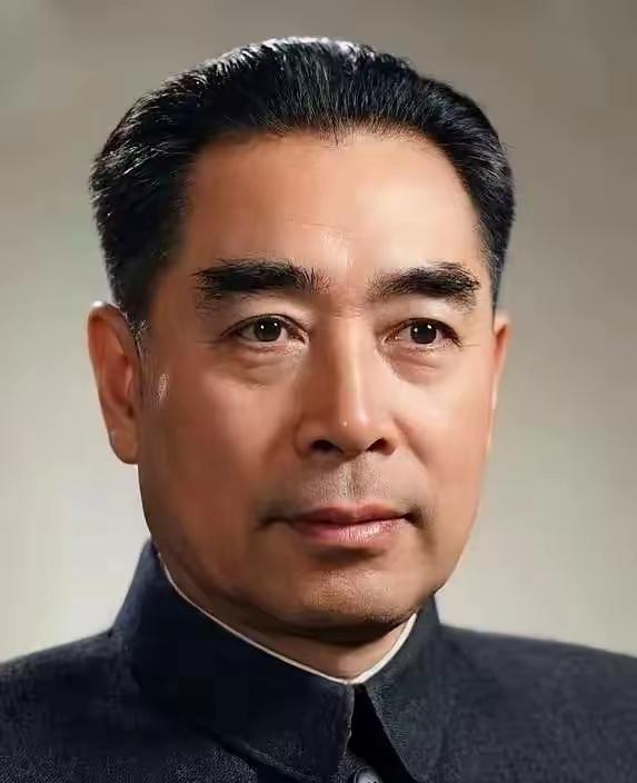 周总理的一张照片1956年隆冬的一天，北京王府井的中国照相馆里暖意融融，周