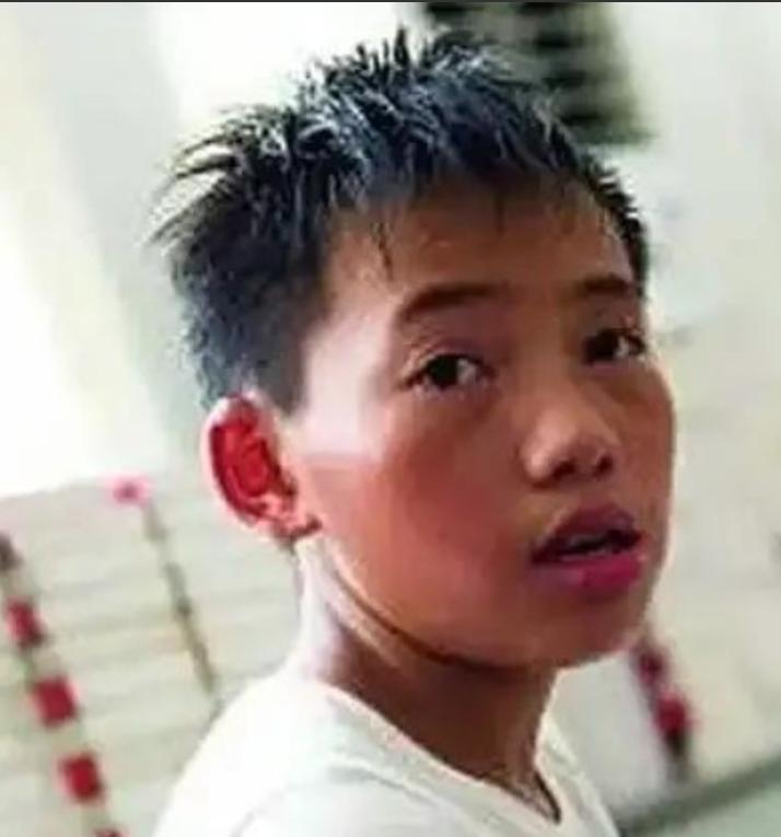 2006年，广西一6岁男孩父亲意外离世后，母亲选择抛弃他改嫁。原以为生活已经够苦