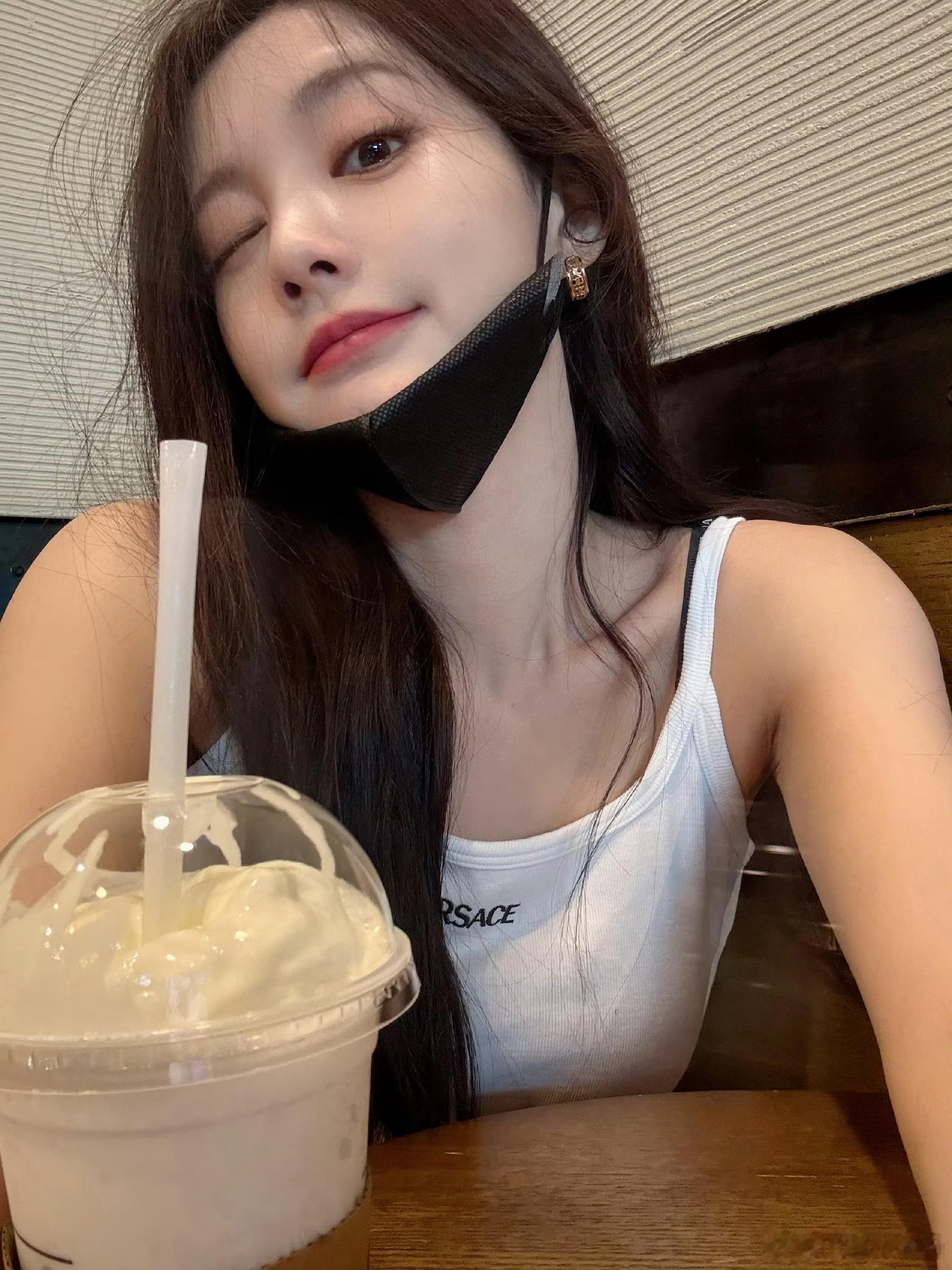 李一桐，是美女但是也不耽误她抽象啊[捂脸哭][捂脸哭][捂脸哭]​​​