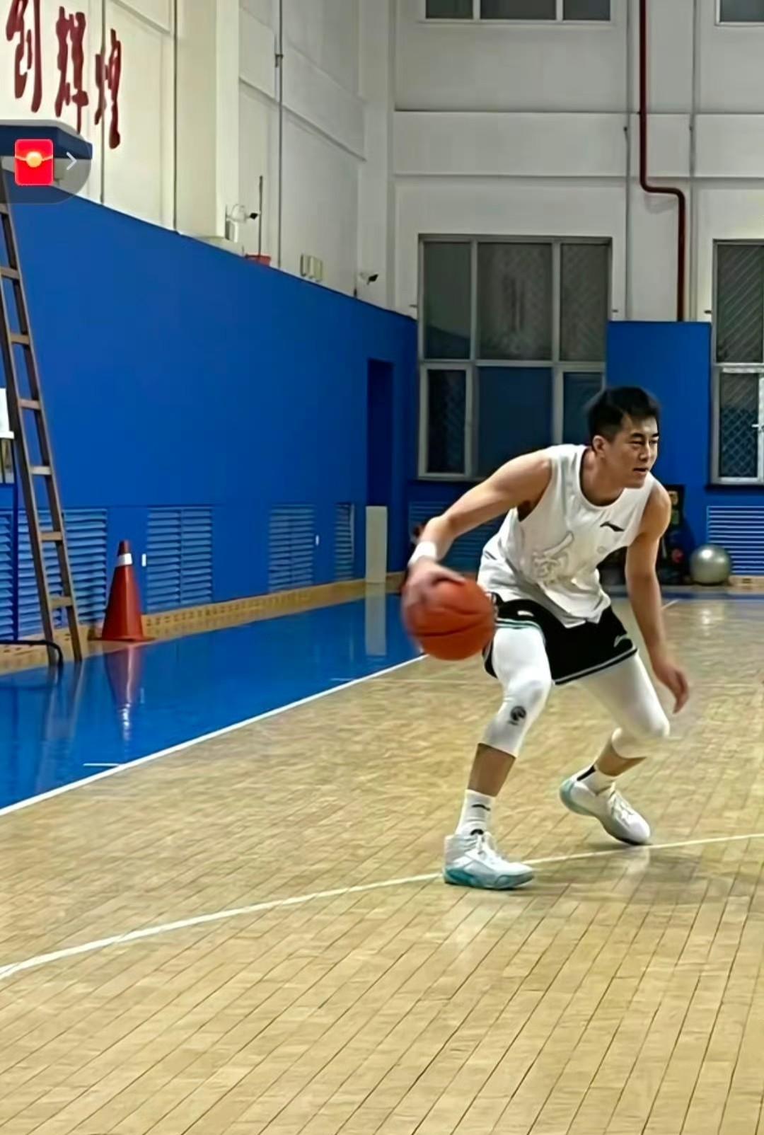 郭艾伦回到辽篮体育馆个人训练，释放两个积极信号，一年后合同到期，他还想回自己家乡