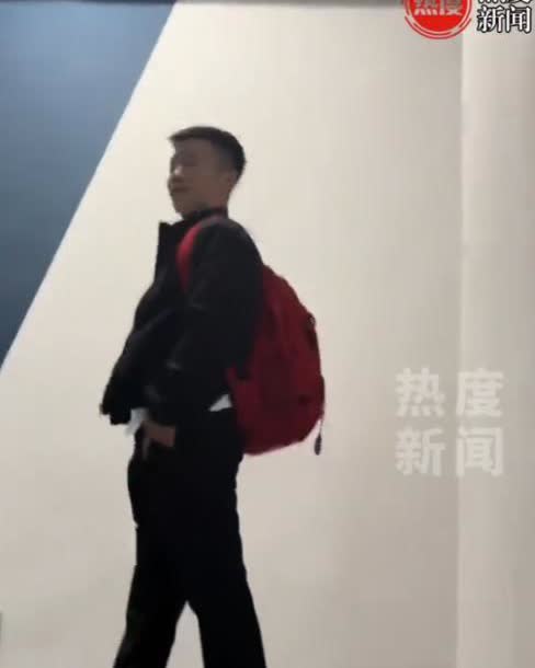 “这个女子太幸福了！”5月20日，山西太原，一年轻女子穿着高跟鞋出去跟男朋友约会