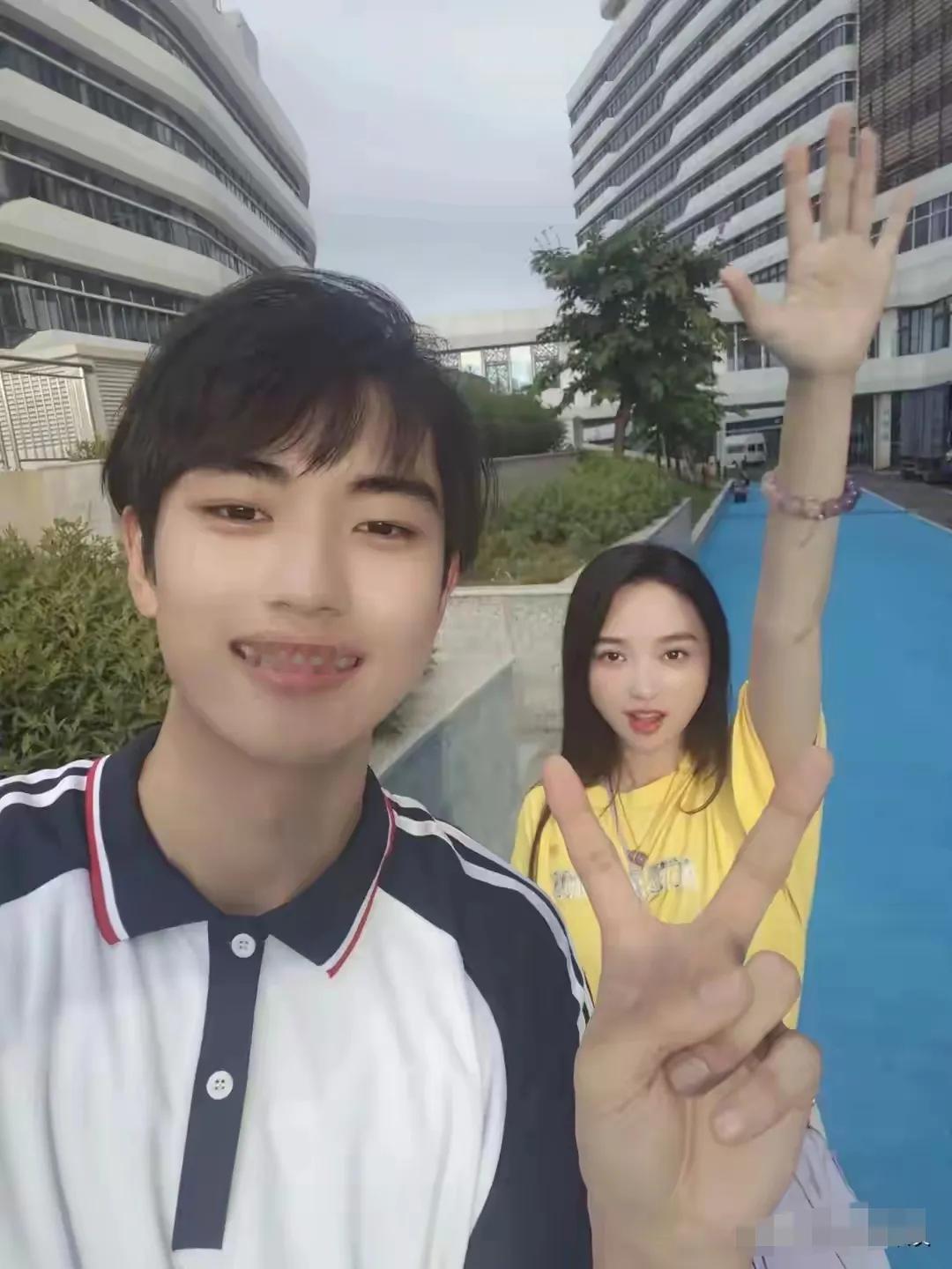 金莎那23岁的小男友穿着校服真像中学生，好在42岁的金莎也不显老，要不母子既视感