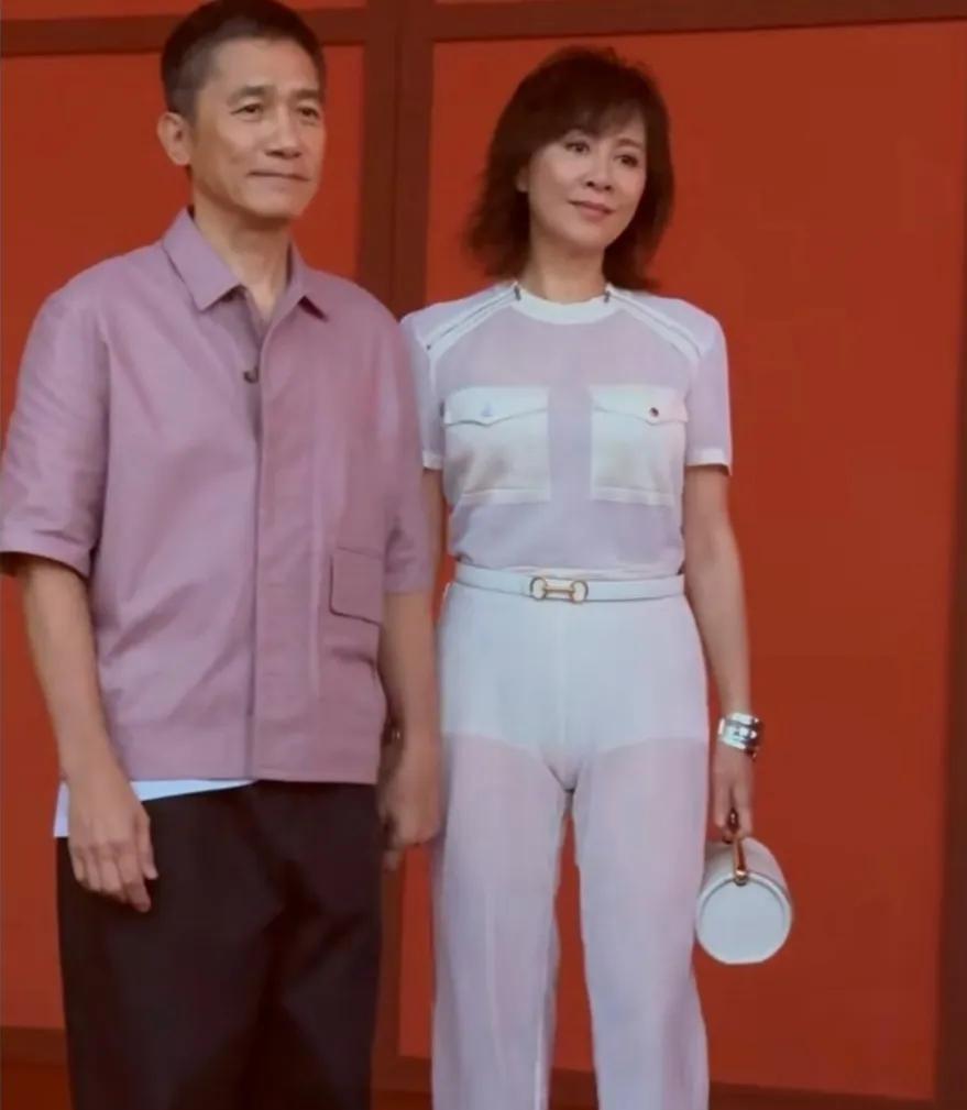 梁朝伟，能不能让你老婆照照镜子再出门啊？刘嘉玲的身材确实好，但好像生怕别人不知