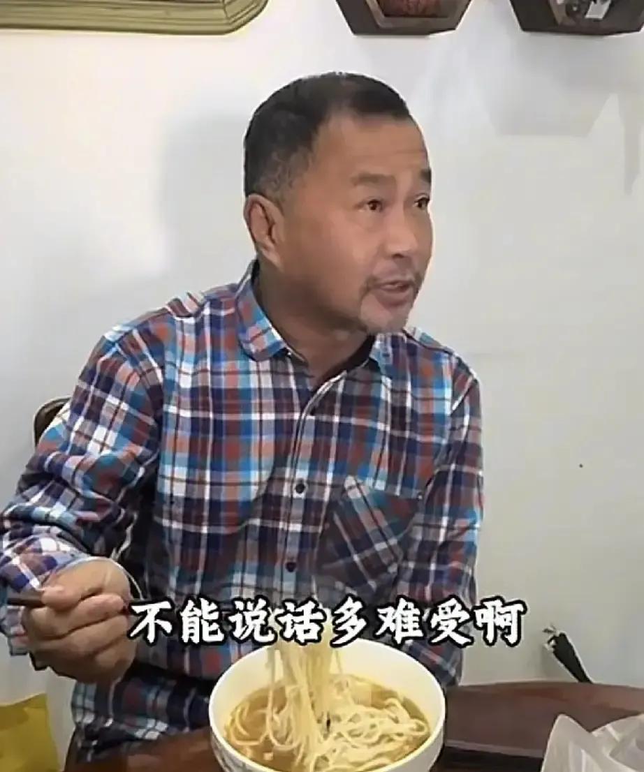 沈巍和晓晓白住八一的房子一年多，被网友扒出后炸了锅。俩人直播九成在八一直播间，