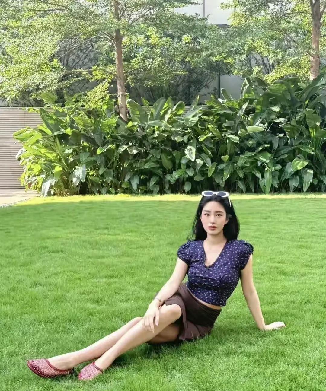 杨采钰产后身材还没恢复，穿裹身裙小肚子明显，她住着草坪超大的豪宅，贵妇式的穿搭，