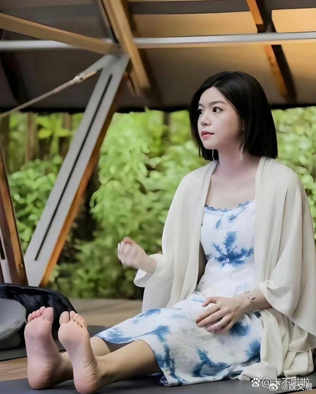 原来明星也有缺点，陈妍希的脚好胖。