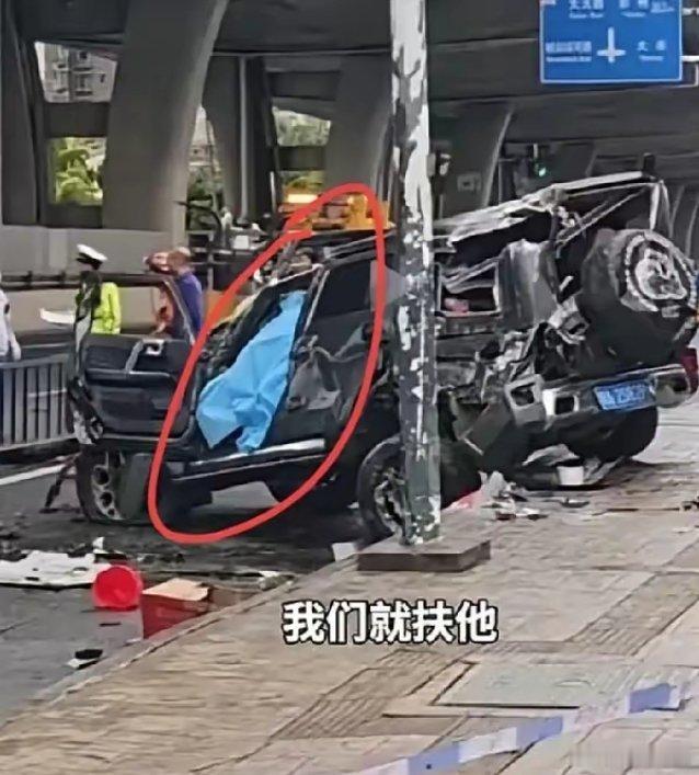 成都从高架桥上掉下来的越野车司机当时就不行了，救援人员来了后，直接给司机盖上了蓝
