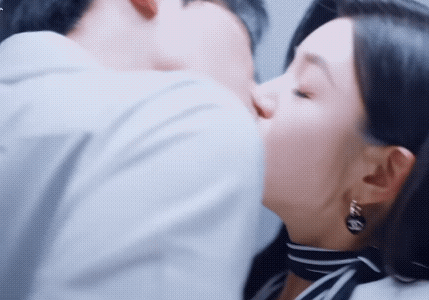 《狙击蝴蝶》岑矜李雾试衣间吻名场面来了。看得出来弟弟对岑矜有多么的爱不释手了，