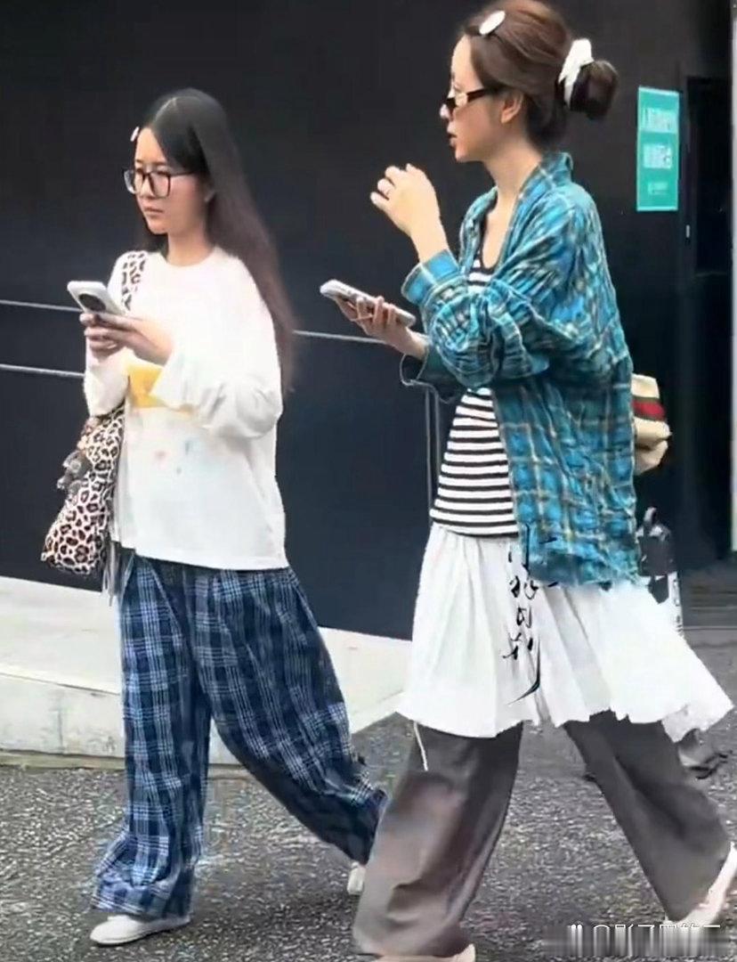 网友偶遇素颜田曦薇7月2日好多网友在街上偶遇放假的田曦薇，她穿格子休闲装全程素颜