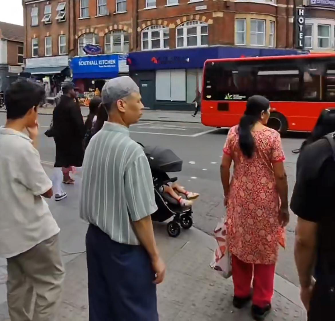 一游客吐槽在英国街头走了一个多小时看不到一个英国人，这也是欧洲各国的现状，这些国