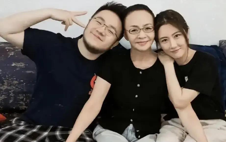 靠自己吃饭的人，凭什么要被嘲笑？王博谷这次是真急了。一句“啃老”，直接把英如